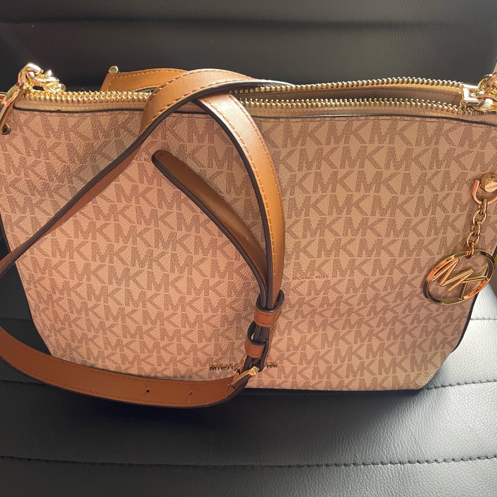 Michael Korns cream shoulder/crossbody bag